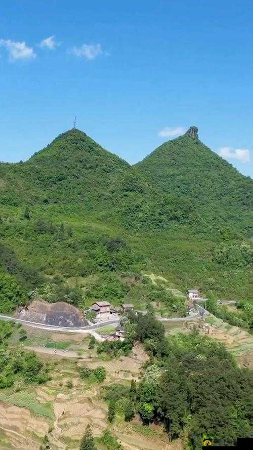 又白又大的两座峰：奇特自然景观