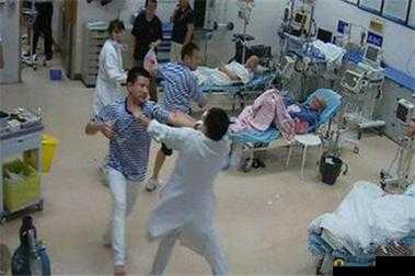 难解骨科 1V2 激烈对战场面