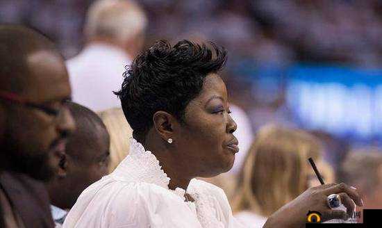 KD 母亲与 76 人合作慈善