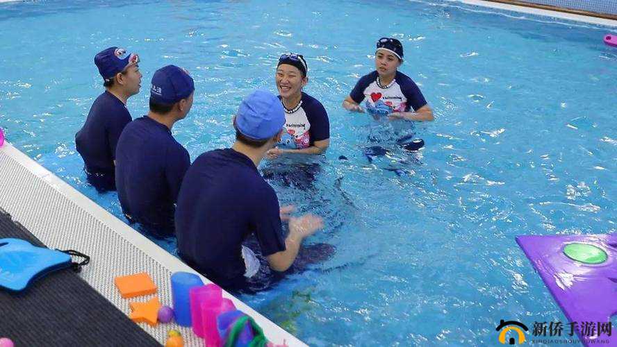 游泳馆里的两个教练孟月月：教学风采展现