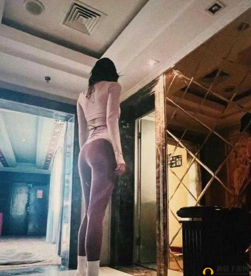 他的腰身缓慢的下沉：令人瞩目的一幕