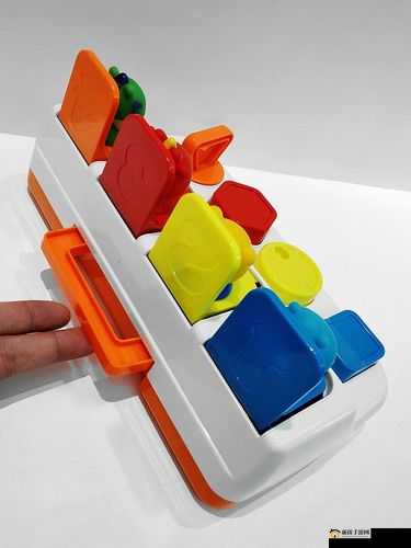 捡到同桌小玩具的开关，意外还是预谋？