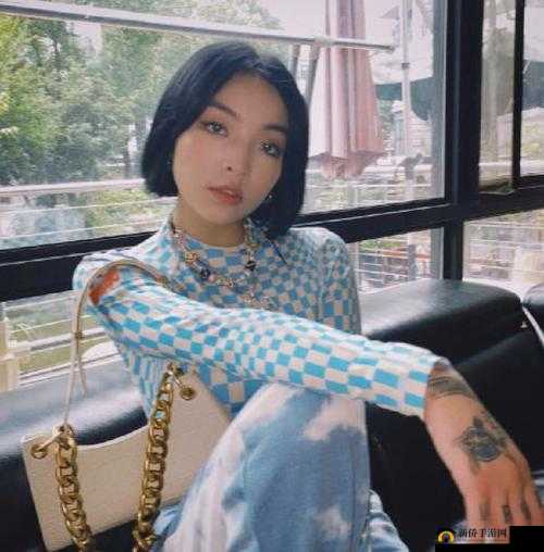 X 姓女 RAPPER 的首次亮相：震撼舞台