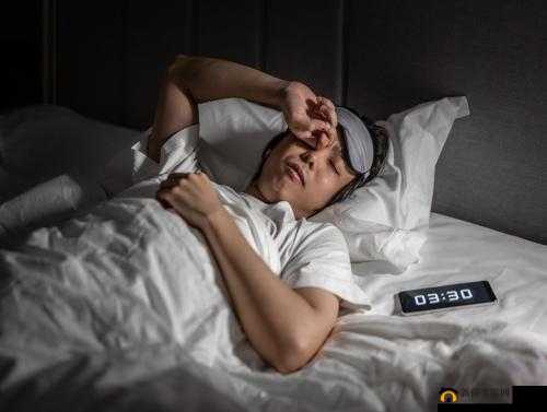 男子深夜睡不着欲找点东西看