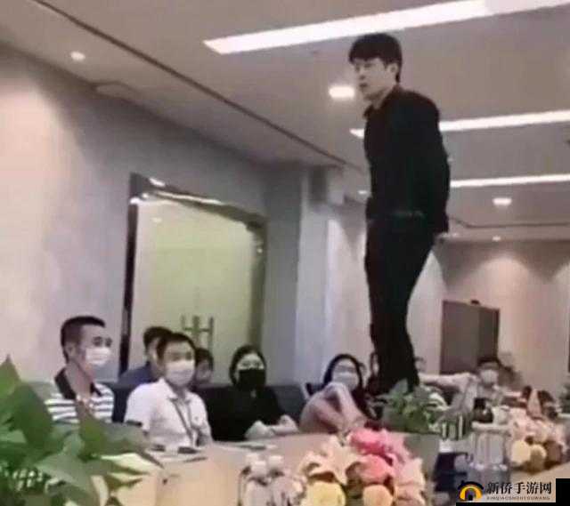 开会在桌子下反正他们看不见