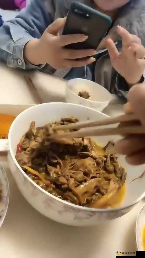 好兄弟当我面给我老婆夹菜正常吗：是兄弟情深还是别有用心