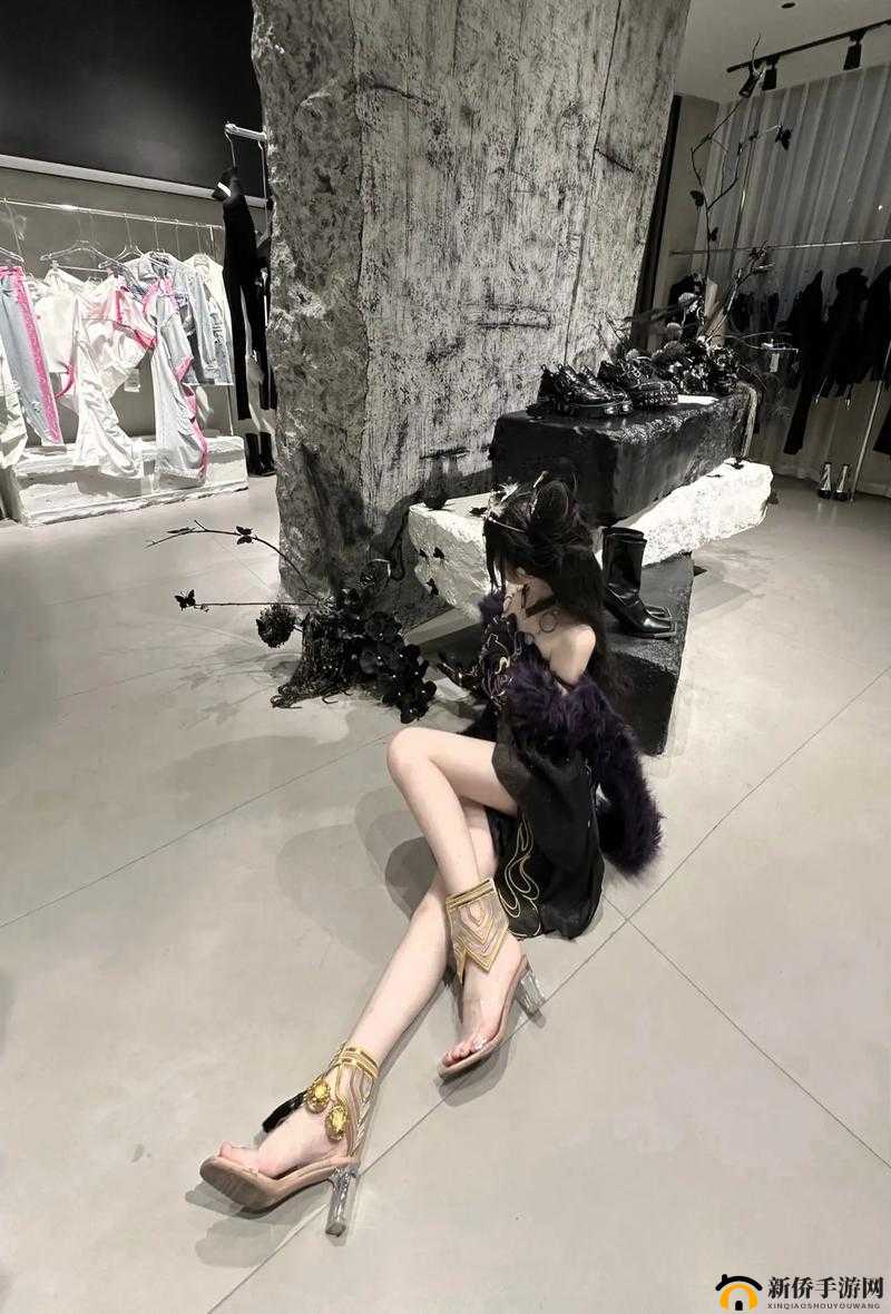 红色妖姬舔脚：魅惑与禁忌的交织
