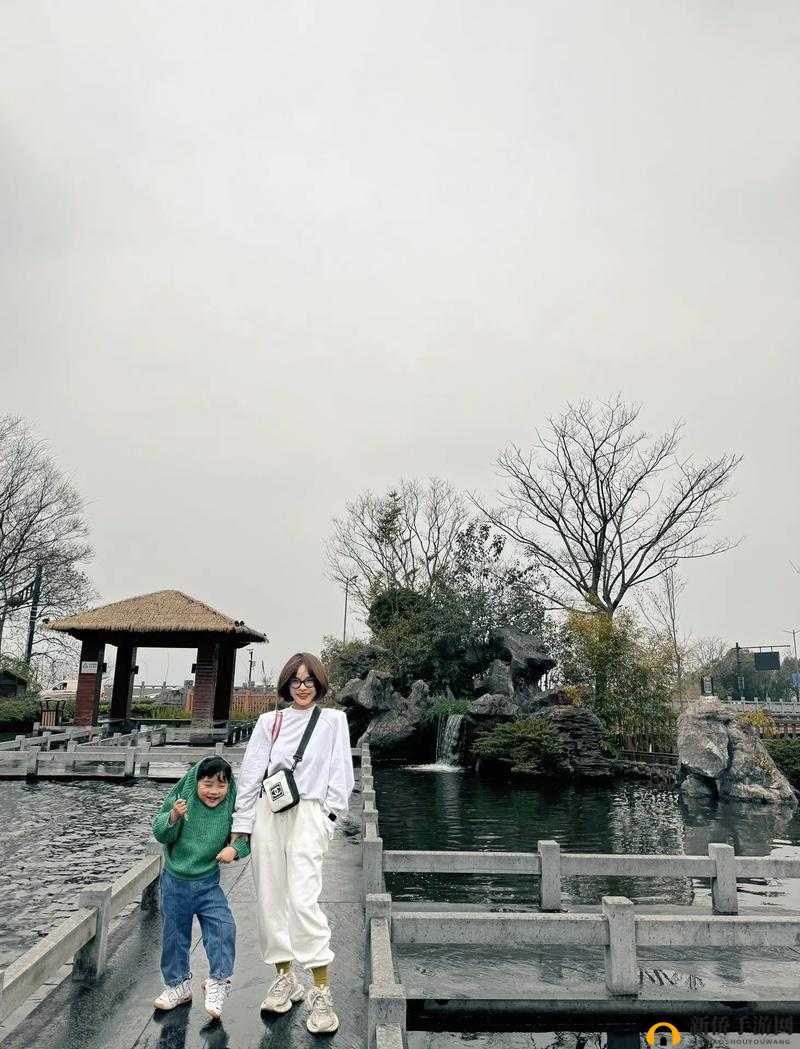 宝宝湿透还嘴硬：倔强到底的可爱模样