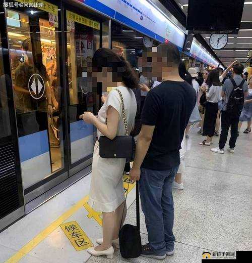 成都地铁咸猪手事件：女子配合引争议