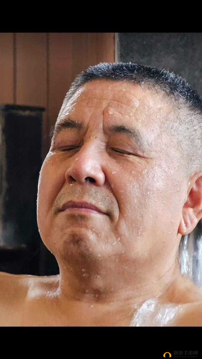 一个在浴室中大胆探索同性之爱的搓澡工：GaysexChinese