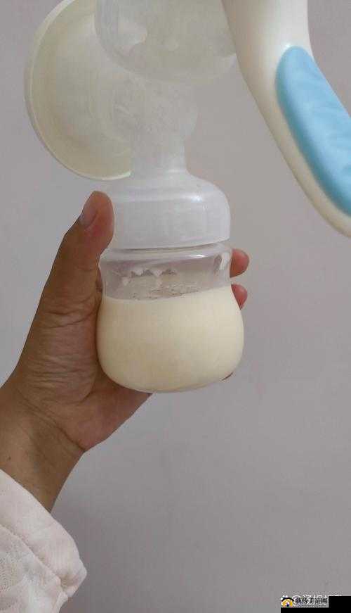 公在客厅里吃我的奶，奶涨得厉害：尴尬与诱惑的交织