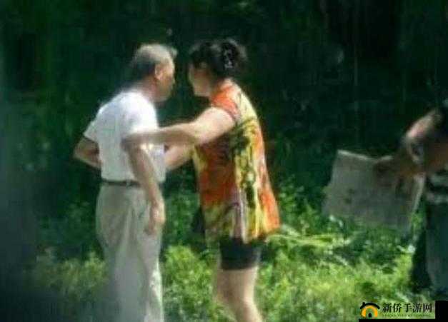 53 岁大妈山坡娱乐活动：别样的健身与快乐