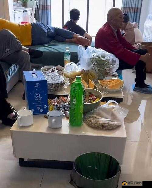 亲戚家无地睡与妈妈同床的无奈情境