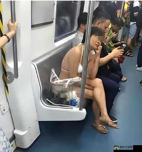 ：在公车上被男人玩露奶，女子称其是自愿的：她主动勾引我