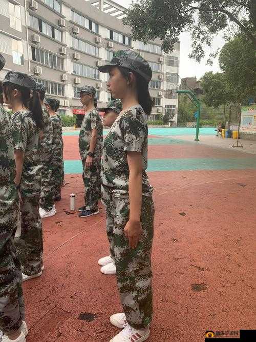 在艰苦的军训中，大白兔竟突然蹦出来，带来无限惊喜