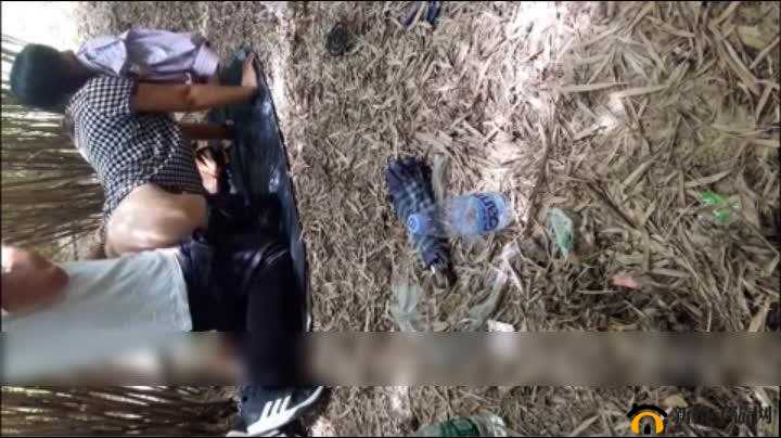 震惊这对老少配竟如此另类：XXXX 背后的故事
