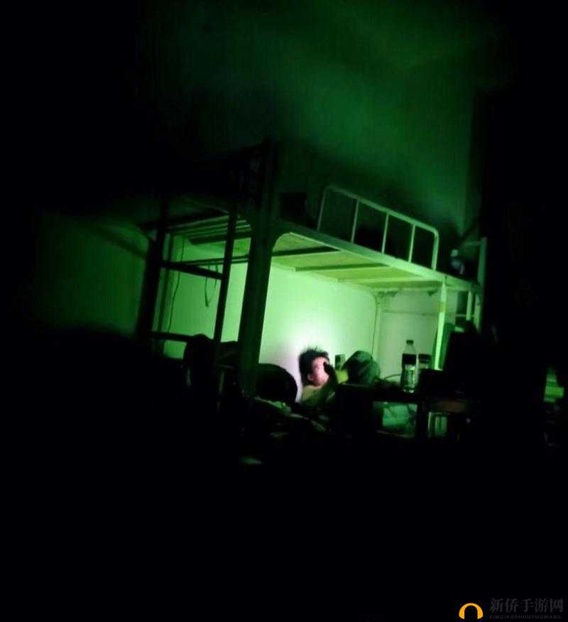 熄灯后的寝室 PH ：探索夜晚学生宿舍的神秘角落