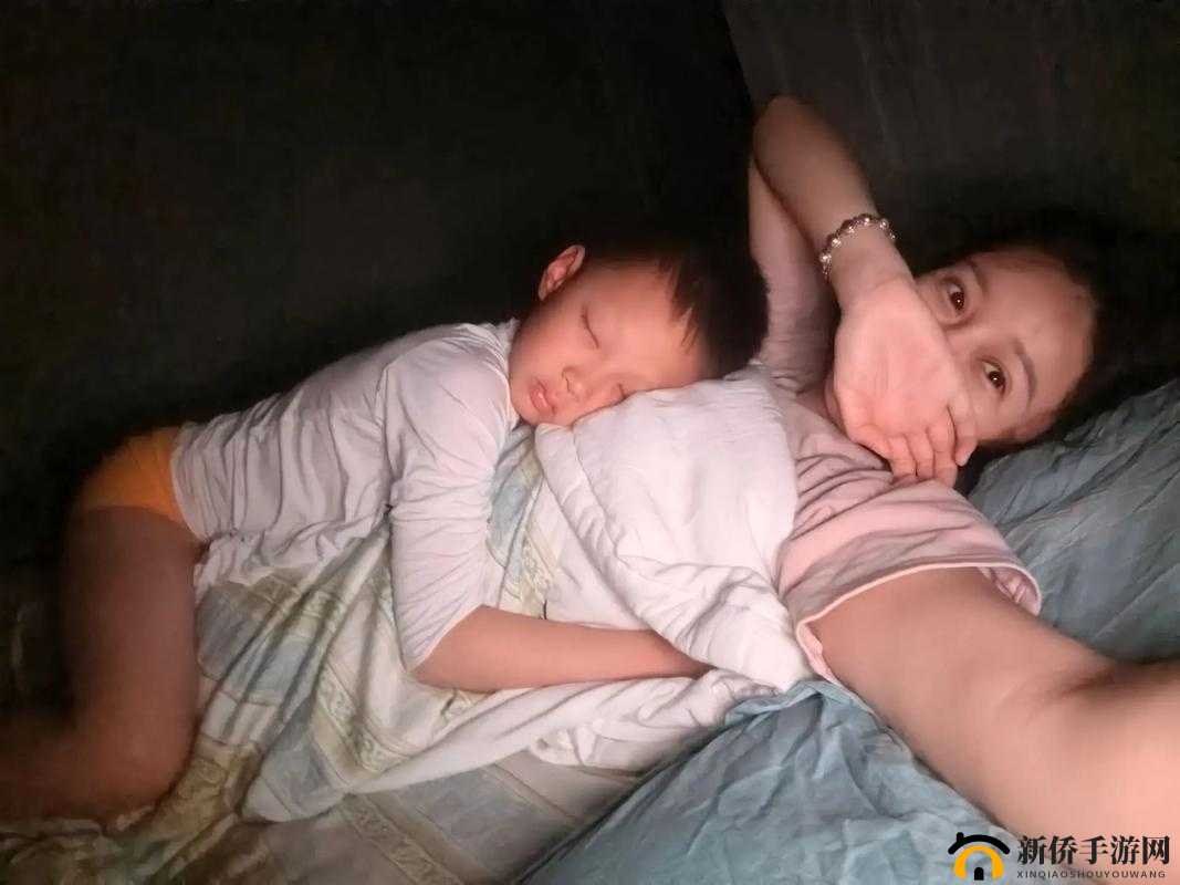 半夜装睡配合孩子趴趴：关于亲子互动的特别体验