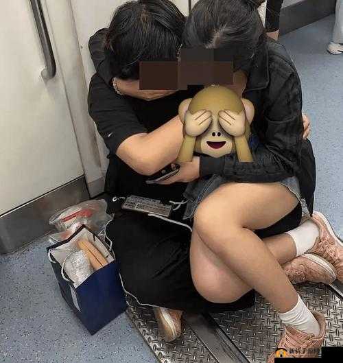 男生边摸🐻边亲，这种行为正常吗？