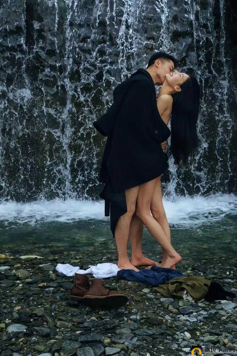 美女脱全身给男人亲，这种行为是否合适？