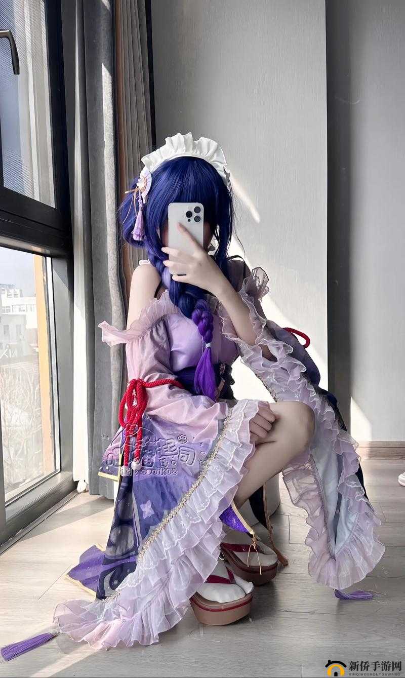 美女COS女仆爆乳露内裤惊艳亮相，还原经典角色魅力十足，引发网友热议与追捧